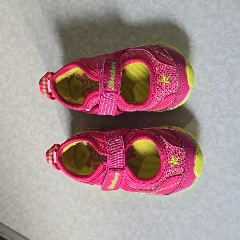 Skechers‎  size 4